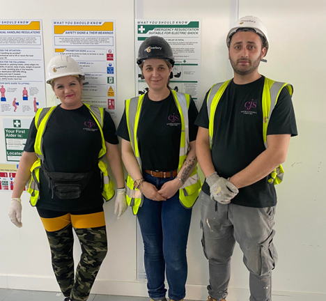 Our operatives looking very smart in their CJS T-shirts! 👷👷‍♀️🦺
